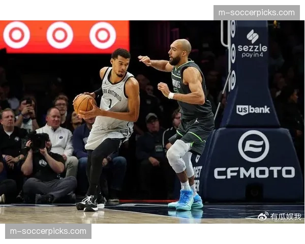 特写:文班亚马封盖绝杀后,马刺更衣室陷入狂欢 特写:文班亚马封盖绝杀后,马刺更衣室陷入狂欢