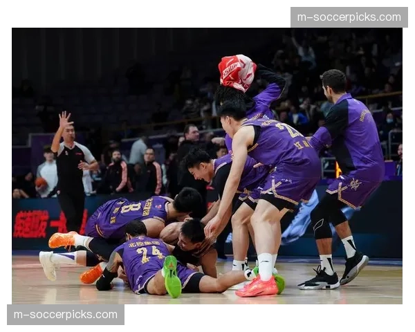 从防守崩溃到联盟顶级:北京控股本赛季的蜕变之路 从防守崩溃到联盟顶级:北京控股本赛季的蜕变之路